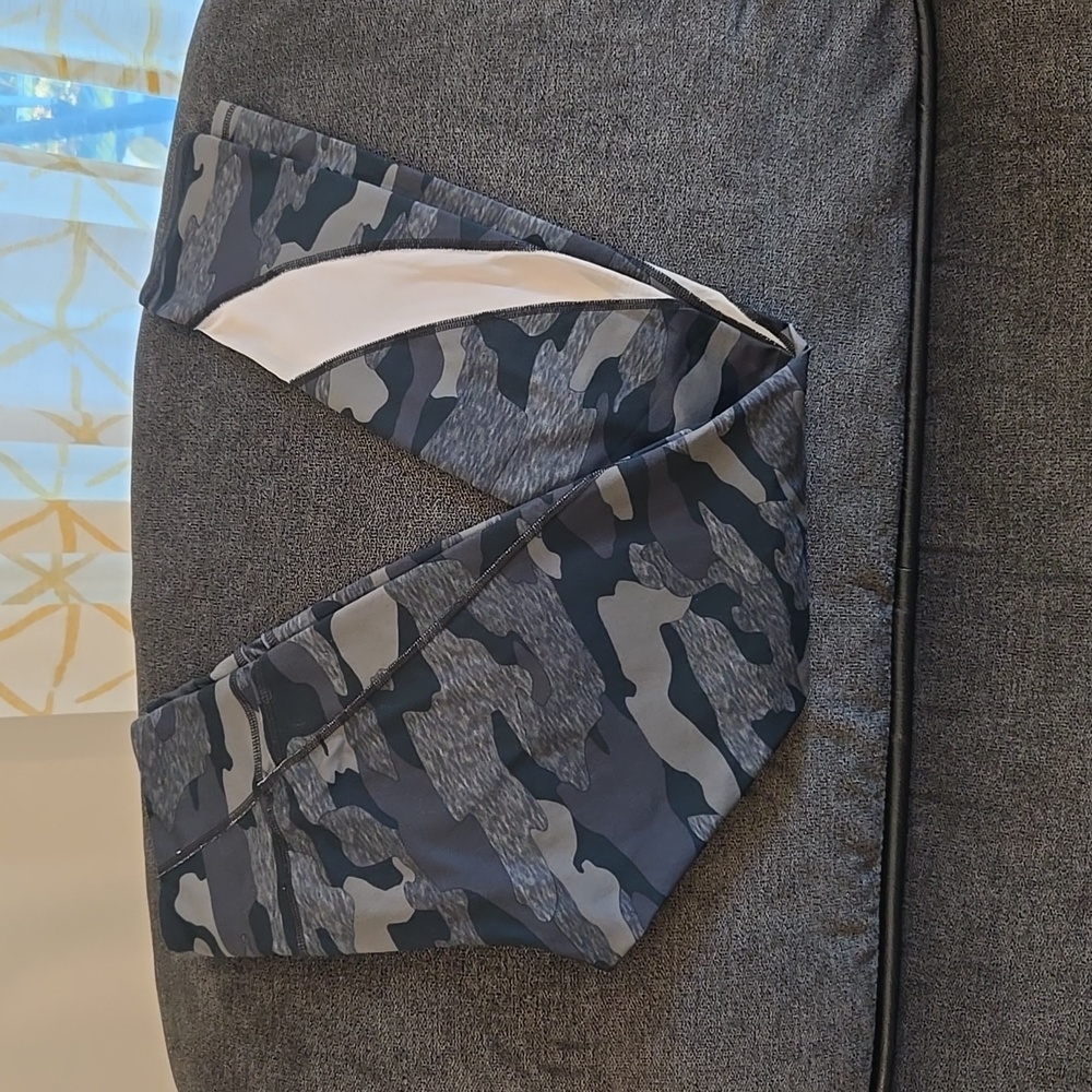 Girls old navy camo active leggings size XL